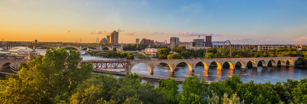 Brücke und Landschaft um Minneapolis in Minnesota